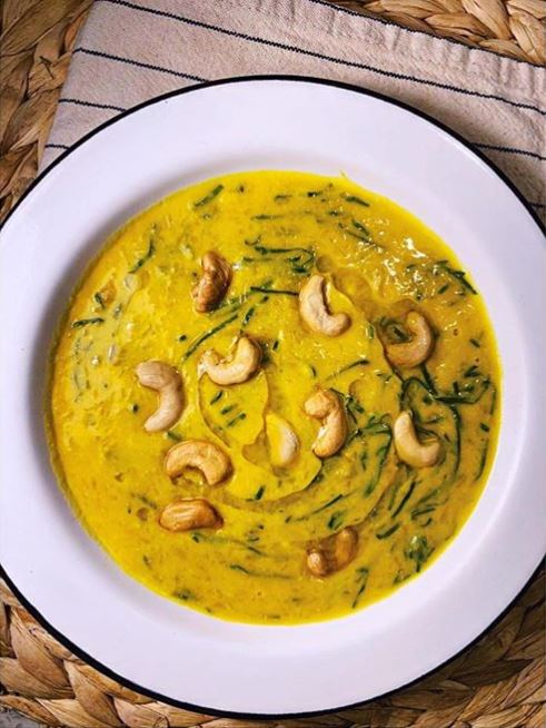 Receita > sopa de abóbora com leite de castanhas, couve e gengibre
